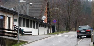 Audi, parkiran nasproti prostorov Štajerskega vala dokazuje, da je direktor včerajšnje popoldne pridno delal in reševal probleme svojega radia