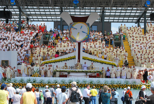 Številni škofi in duhovniki