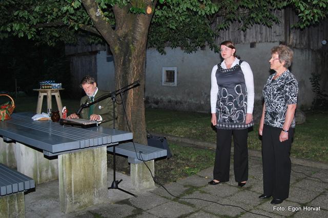 Martina Zapušek in Mira Slemenšek sta s petjem popestrili večer