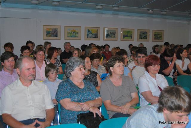 Gledalci so zapolnili sedeže v dvorani