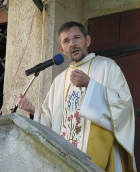 br. Štefan Kožuh med nagovorom na prižnici Sv. Roka