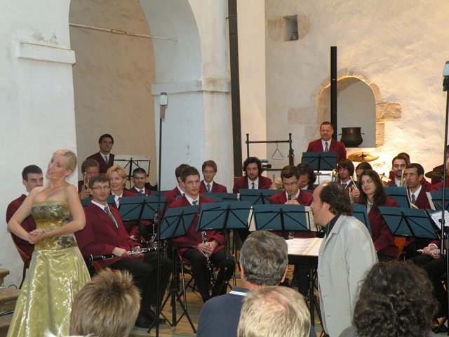 Pihalni orkester s sopranistko Natašo Krajnc