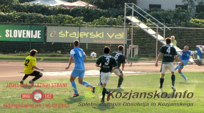 V 41. minuti je Aleš Horjak streljal z desne strani ... horjak