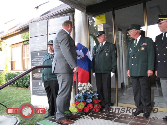Ploščo je v družbi nekaterih glavnih akterjev iz leta 1990 odkril župan Jože Čakš zupan