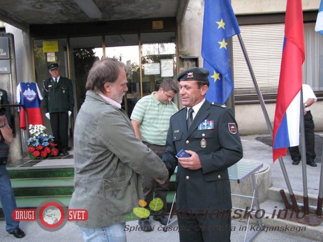 Major Lojen je zaslužnim posameznikom podelil simbolična spominska priznanja plosca to