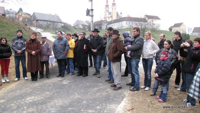 Na otvoritvi se je zbralo veliko domačinov otvoritev ceste sladka gora