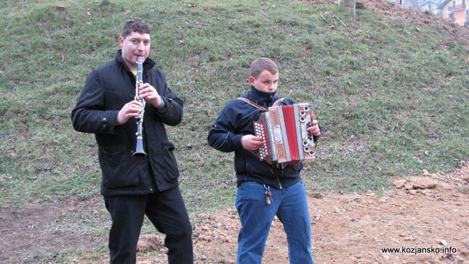 Za dobro voljo sta skrbela muzikanta cesta sladka gora