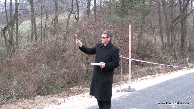 Blagoslov je opravil župnik Tadej Linasi tadej linasi