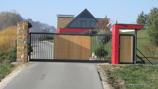 V času preiskave so Svetelšku odvzeli prostost. Šmarčan se je po preiskavi že vrnil na delovno mesto svetelsek
