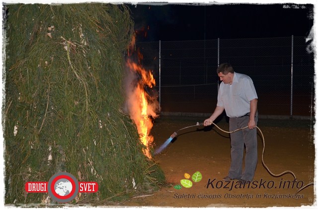 Župan občine Podčetrtek Peter Misja med prižihom kresa