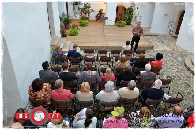 Mag. Teo Hrvoje Oršanič je obiskovalcem izvrstno orisal fotografsko razstavo Marte Skoberne