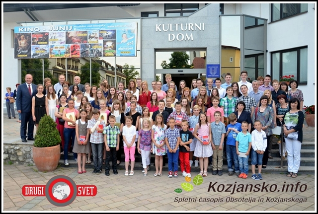 Skupinska fotografija letošnjih najboljših učencev OŠ Šmarje pri Jelšah in Glasbene šole Rogaška - enote Šmarje pri Jelšah