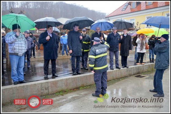 Vozilo je prvemu gasilcu v občini, županu Branku Kidriču, simbolično predal poveljnik PGD Steklarna Rogaška Slatina Luka Bercko.