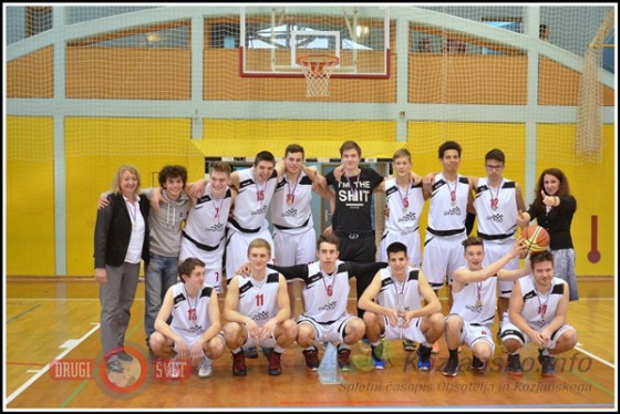 Ekipa košarkarjev Šolskega centra Rogaška Slatina se je ob koncu veselila odličnega drugega mesta.