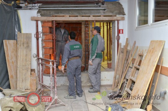 V garažnih prostorih Zdravstvenega doma Šmarje pri Jelšah, kjer so pričeli z gradnjo novega dvigala.