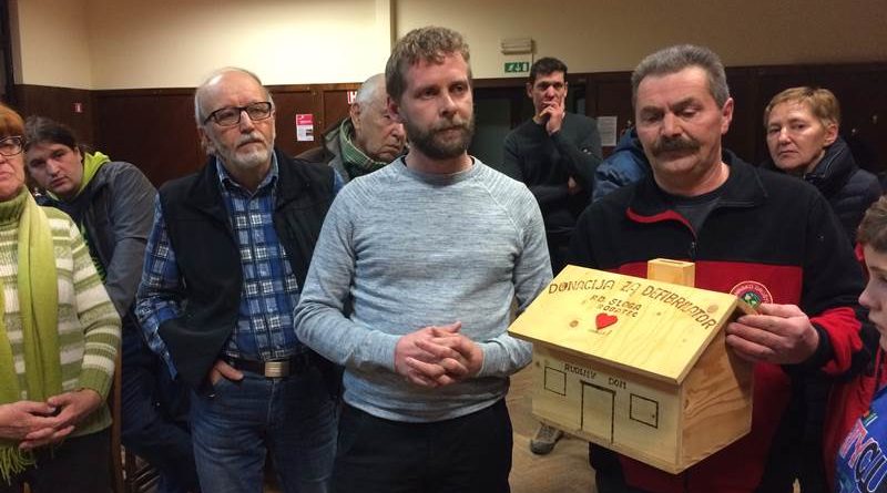 Primož Velikonja in Adi Lebič s "hranilnikom", v katerem so se zbirale prostovoljne donacije