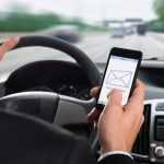 Uporaba mobilnega telefona med vožnjo: v zadnjih dveh letih kršitev za 100 odstotkov več