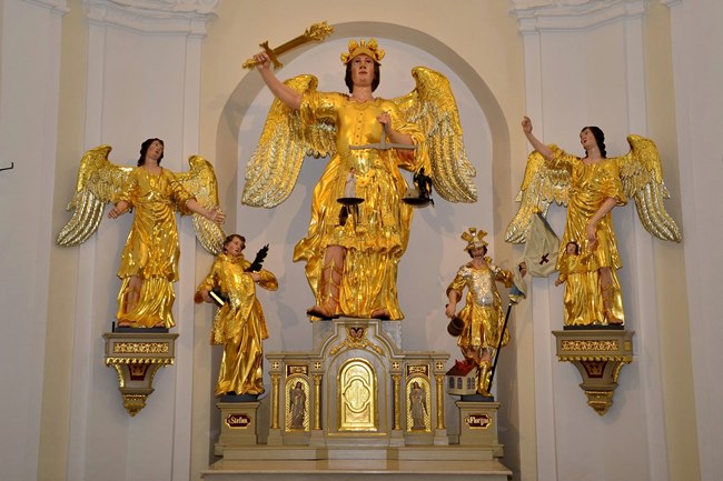 Stranska oltarja so prenovili v originalnem baročnem stilu (foto: FB obnova cerkve)