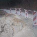 Plaz v Volčji jami odnesel cesto, ki bo do nadaljnjega zaprta (foto)