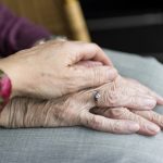 Kako je leto epidemije vplivalo na umrljivost, zasedenost in čakalne dobe v domovih za starejše na Celjskem