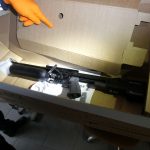 Na Dobovcu hrvaškemu vozniku zasegli 13 kosov orožja