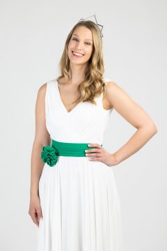 Nova mlečna kraljica Zelene doline Slovenije Ajda Podlesnik je poleg enoletnega najema sponzorskega avtomobila, ob zmagi prejela krono Zlatarne Celje in po meri izdelano obleko modne oblikovalke Maje Štamol