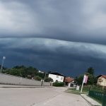 Močno neurje s točo obšlo tudi Kozjansko in Obsotelje. Sloveniji grozi uničujoč veter in toča (foto)