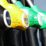 Po dopoldanskem povišanju, vlada znova uvedla regulacijo cen goriv: bencin 1,560 €, dizel 1,668 €