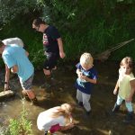 Mladi in otroci na Grobelnem spoznavali vodne živali Slomščice in Šentviškega potoka (foto)