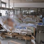 Prvič po septembru na intenzivni negi pod 40 hospitaliziranih zaradi covida-19