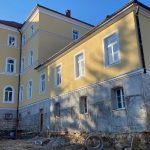 Stara šola v Šmarju pri Jelšah že odeta v novo fasado