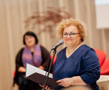 Gostiteljica Branka Aralica, direktorica MPI Vrelec Rogaška Slatina, je po treh letih spet v živo nagovorila udeleženke kongresa. (Foto: Katja Šket in Aljoša Videtič)