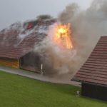 Neurja s točo tudi na Kozjanskem, zaradi udara strele je prišlo do požara lesenega gospodarskega poslopja
