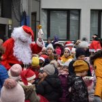 Božičkovanje 2022: Na zasneženo sobotno jutro šmarske otroke obiskal Božiček (foto)
