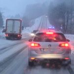 Novo sneženje: na planinskem klancu obstal tovornjak
