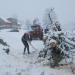 Močno oviran promet zaradi posledic sneženja v Dobju