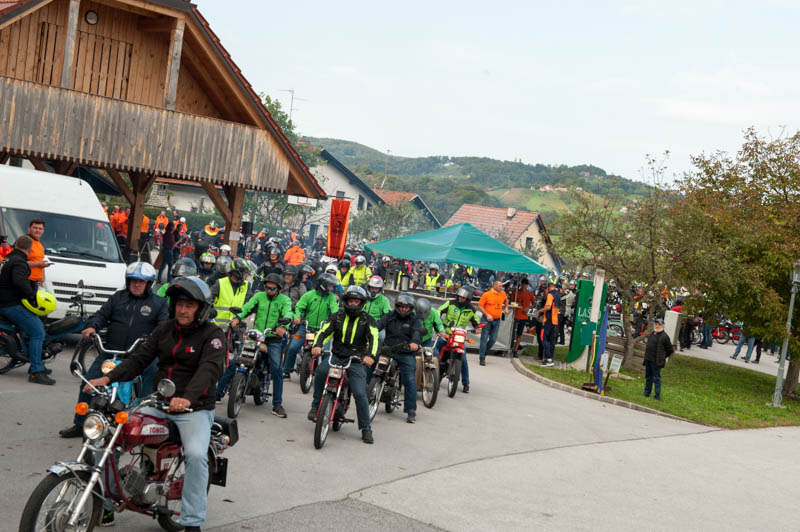 V Bistrici ob Sotli se je zbrala množica Tomosovih mopedistov. Foto: Kozjansko.info