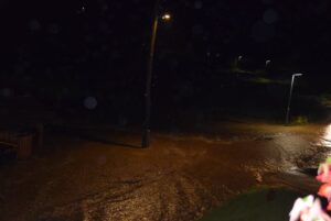Rogatec na udaru: močan naliv povzročil poplave in plazove, eden odnesel avtomobila v zid bloka (foto)