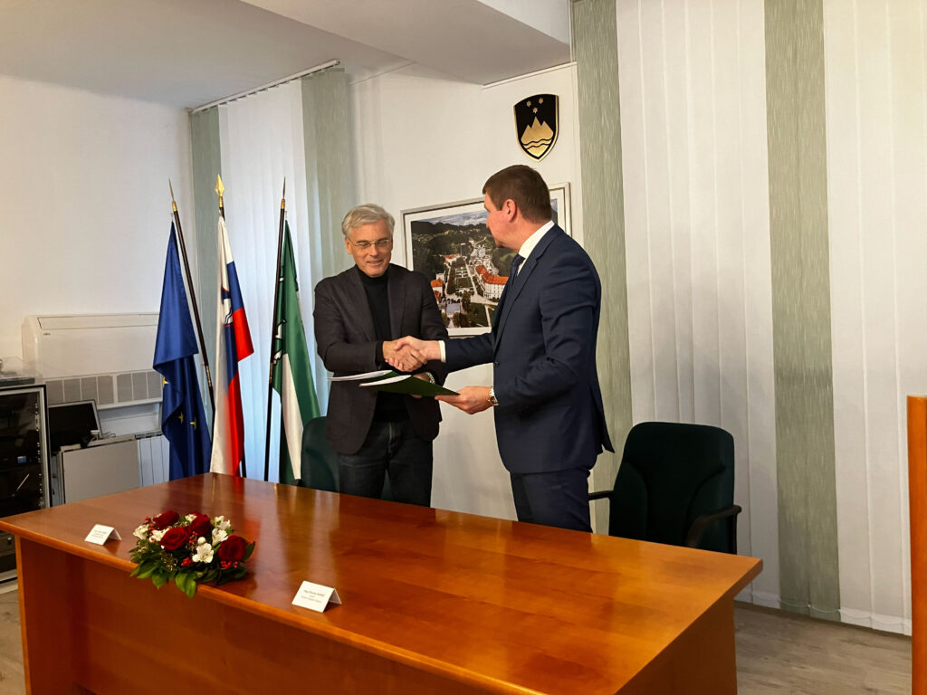 Sklenitev pogodbe za realizacijo novih javnih najemnih stanovanj; mag, Črtomir Remec in mag, Branko Kidrič; (foto-Nika Amon,Kozjansko.info)